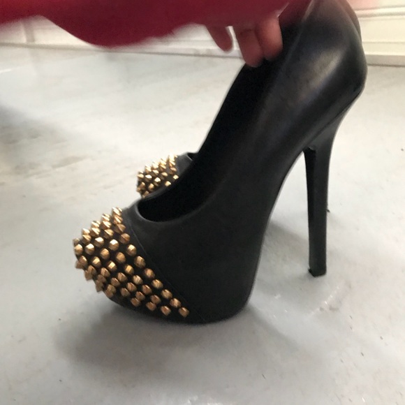 Heels with gold pin - Picture 4 of 6